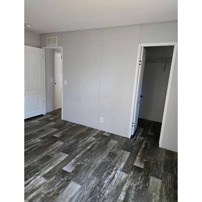 Building Photo - 1048 Victoria St