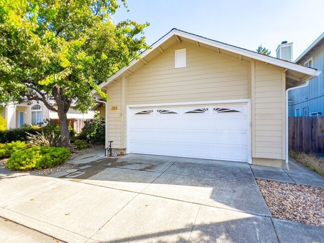 Building Photo - Charming Two Bedroom American Canyon House