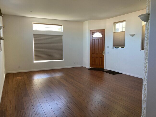 Living Room - 815 N Tremont St