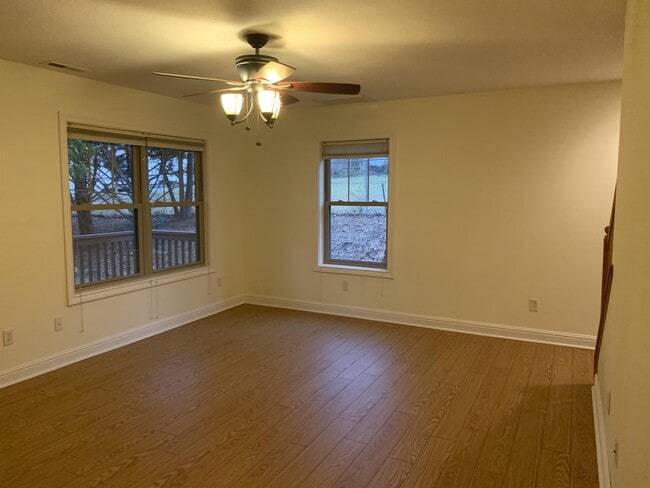 Building Photo - 10 Flaxen Ln
