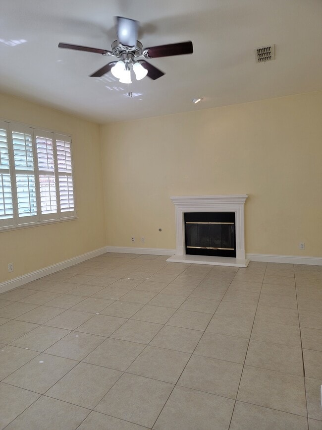 Building Photo - 382 Tennis Ct