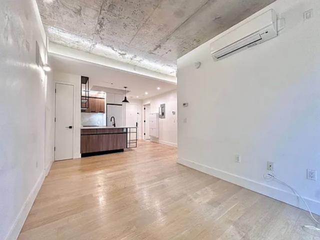 Foto del edificio - 3 bedroom in BROOKLYN NY 11206