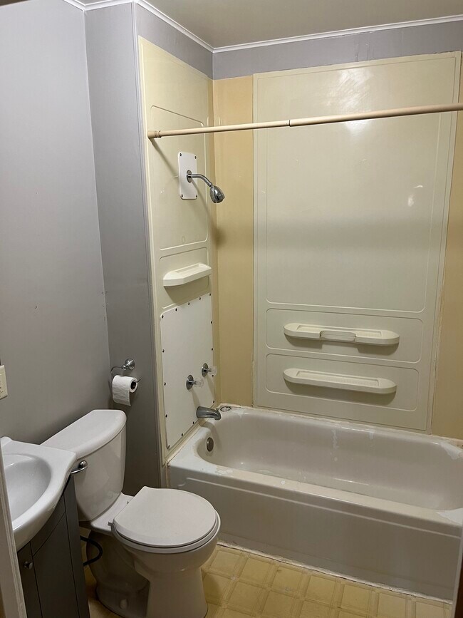 Baño - 801 N 3rd St