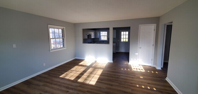 Building Photo - 2 Bedroom House