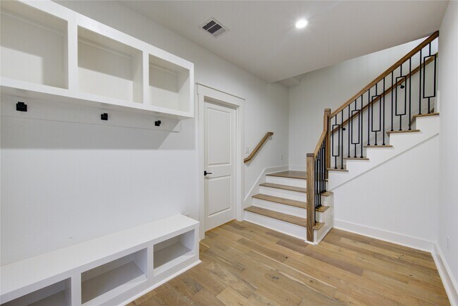 Building Photo - 933 E 40th St