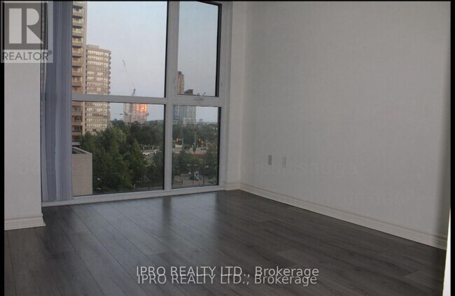 Photo du bâtiment - 349-349 Rathburn Rd W