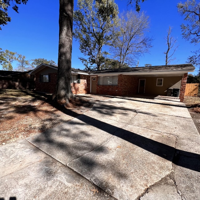 Building Photo - 221 Gloria Dr