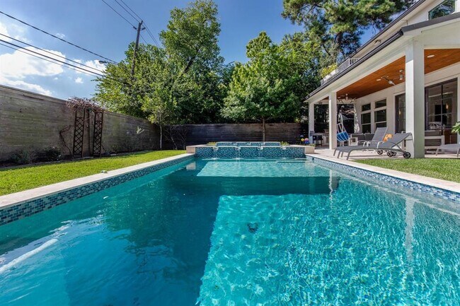 Foto del edificio - 4617 Pin Oak Ln