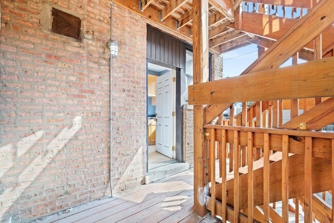 Building Photo - 45 N Paulina St