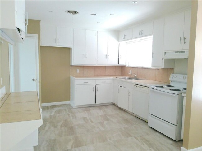 Building Photo - 3230 Casa De Palmas Dr