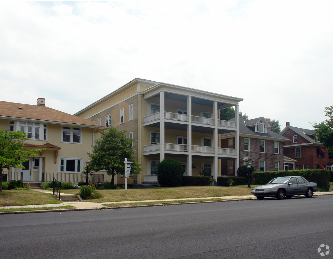 Primary Photo - 1106 Oak Hill Ave