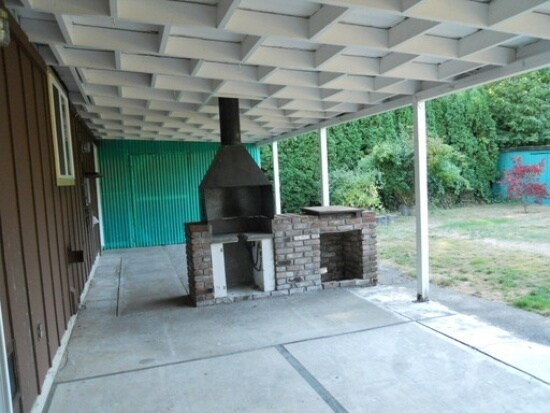 Building Photo - Large 4 Bed 2 Bath home