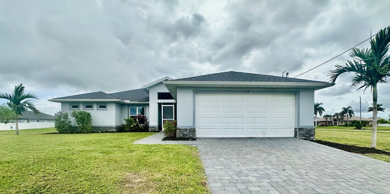 Foto principal - 4 Bedroom 2 Bathroom 2 Car Garage- NW Cape Coral Home with Screened Lania