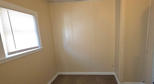 Building Photo - Cozy home with central heat & air for $650!