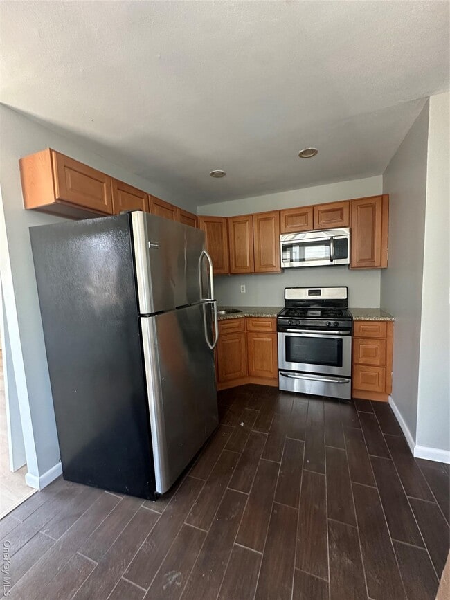 Foto del edificio - 665 E Broadway