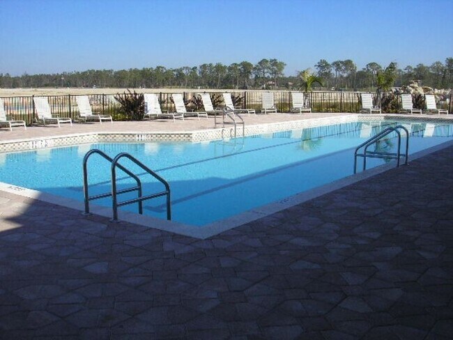 Foto del edificio - Spacious  3/2 ground floor unit