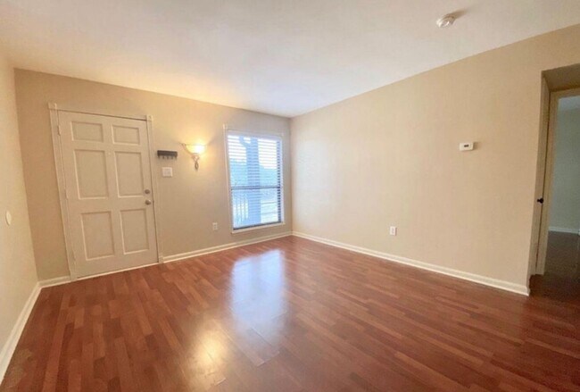 Foto del edificio - 701 S College Rd