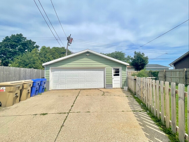 Garage - 1706 33rd St