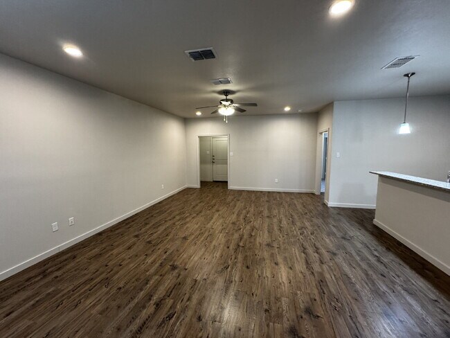 Foto del edificio - **MOVE IN SPECIAL** Townhome Located South Of Town Near Cooper Elementary