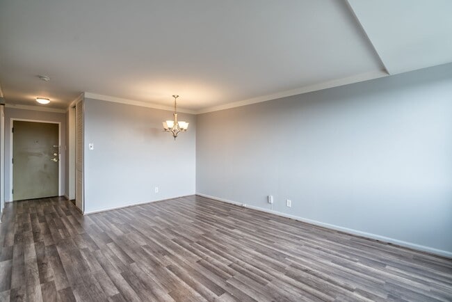 Building Photo - Stunning 1 Bed 1 Bath Condo In Popular High-Rise Fountains Building - Utilities Included