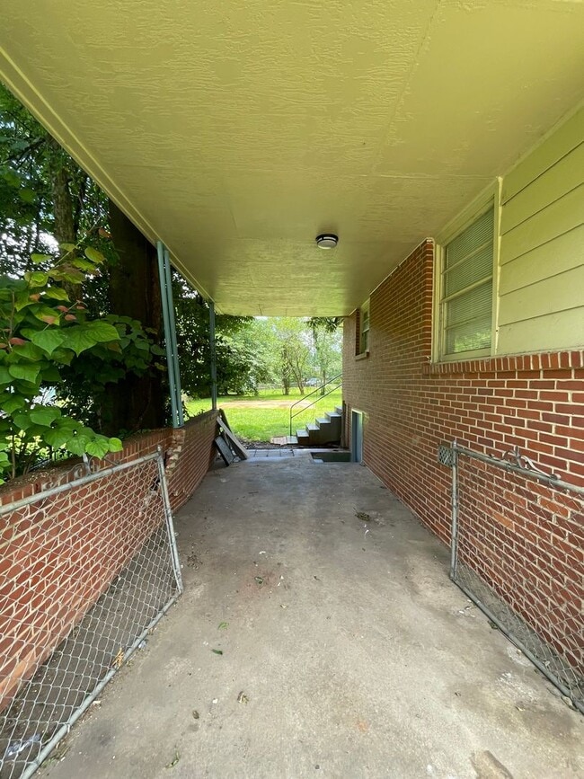 Building Photo - ** 3 Bed 2 Bath home in Forest Hills ** Ca...