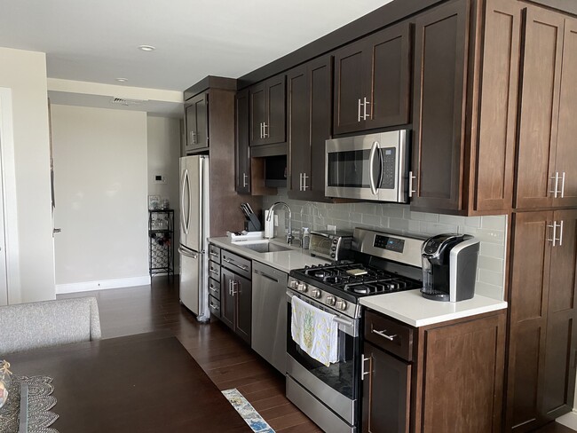 Kitchen - 201 Elliott St