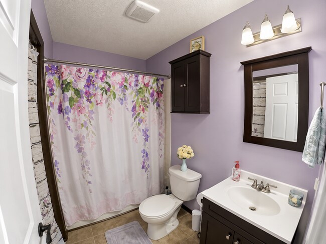 Foto del edificio - Indoor Balcony + Pet Friendly + Fenced In Yard + Attached Garage + Washer & Dryer Included! Avail...