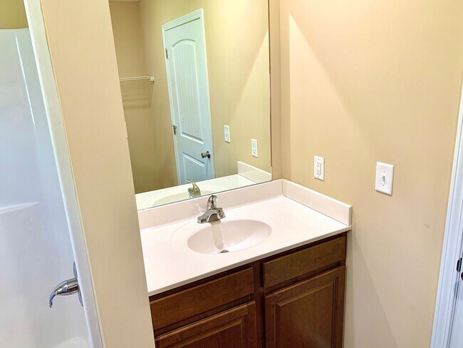 Foto del edificio - Duplex 2 Bedroom / 2Bath  Johnson City