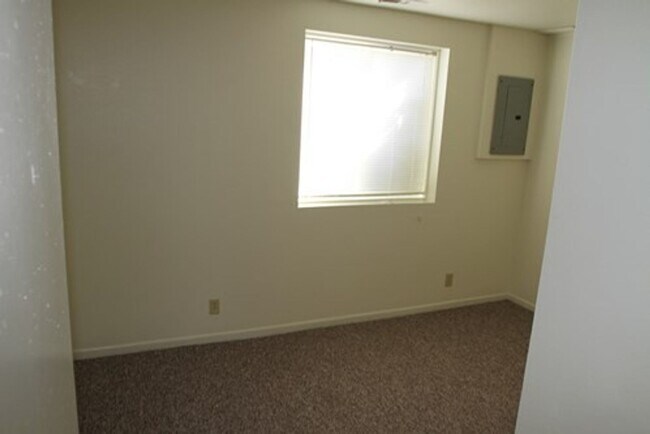 Building Photo - 402/404 E Pleasantview Dr