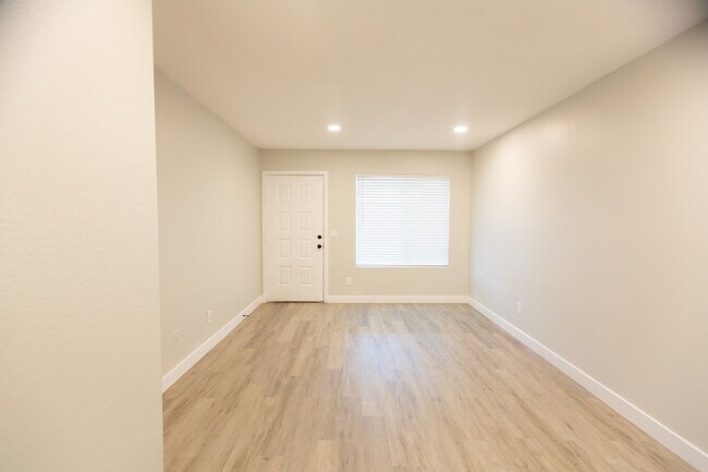 Foto del edificio - 422 W 6th St
