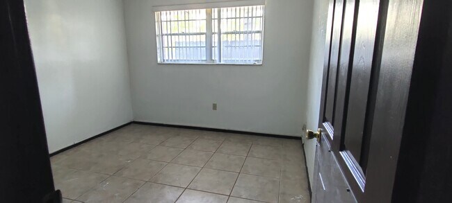 Foto del edificio - 6900 N Kendall Dr