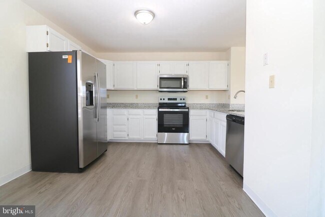 Building Photo - 220 Charring Cross Dr