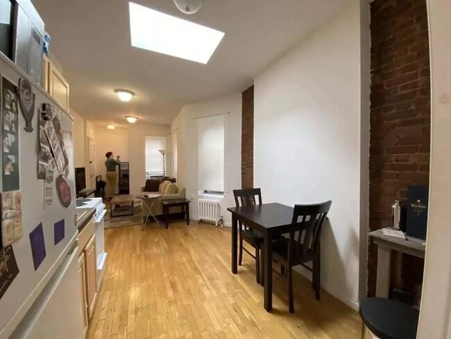 Building Photo - Bright and Gorgeous 2 Bedroom Apartment