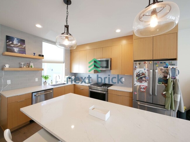 Building Photo - 3Bed 2Bath Stunning Townhome in Seattle Available August 1 for Rent!