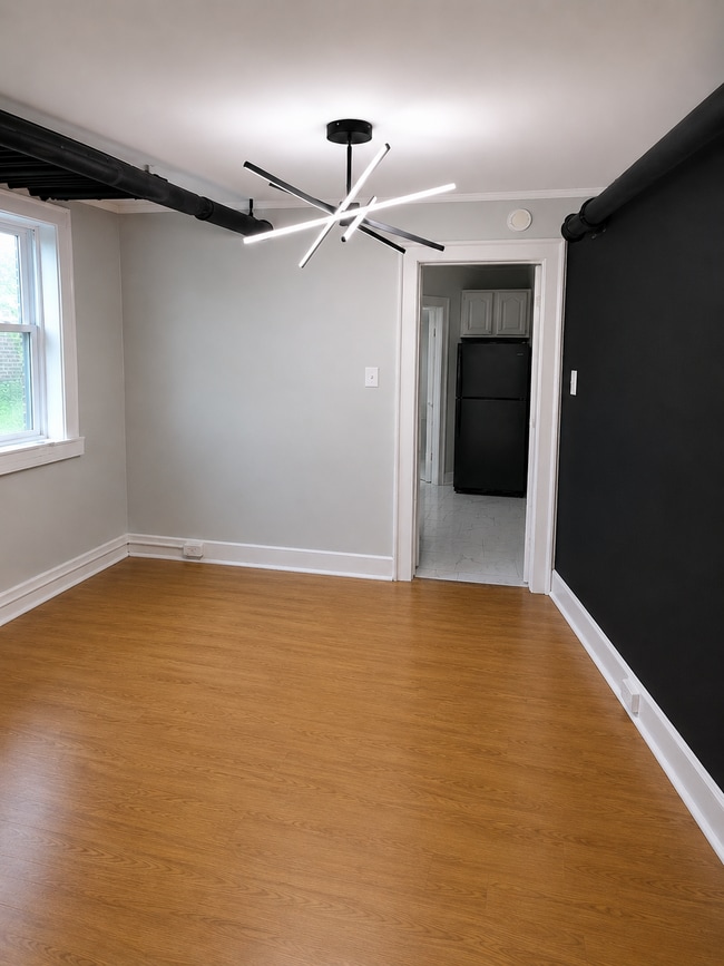 Building Photo - 305 Memorial Dr
