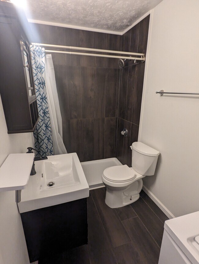 Baño de la planta principal - 1075 Raintree Dr