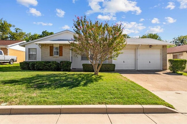 Building Photo - 1802 Mimosa Ln
