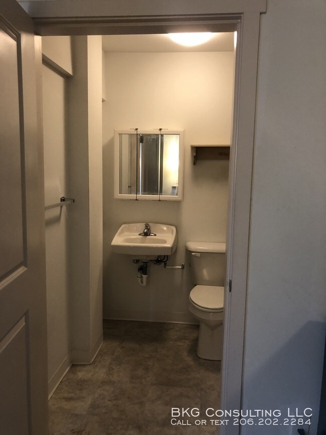 Foto del edificio - 4536 U-DISTRICT STUDIOS PRE LEASE OPTION!