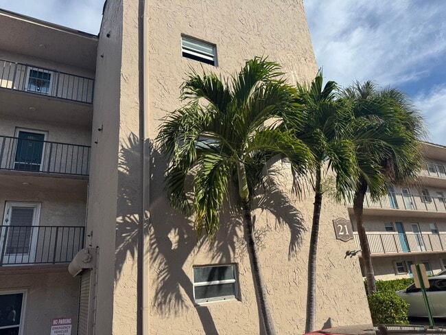 Building Photo - 725 Lori Dr
