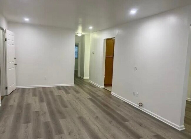 Foto del edificio - 121 Mallory Ave