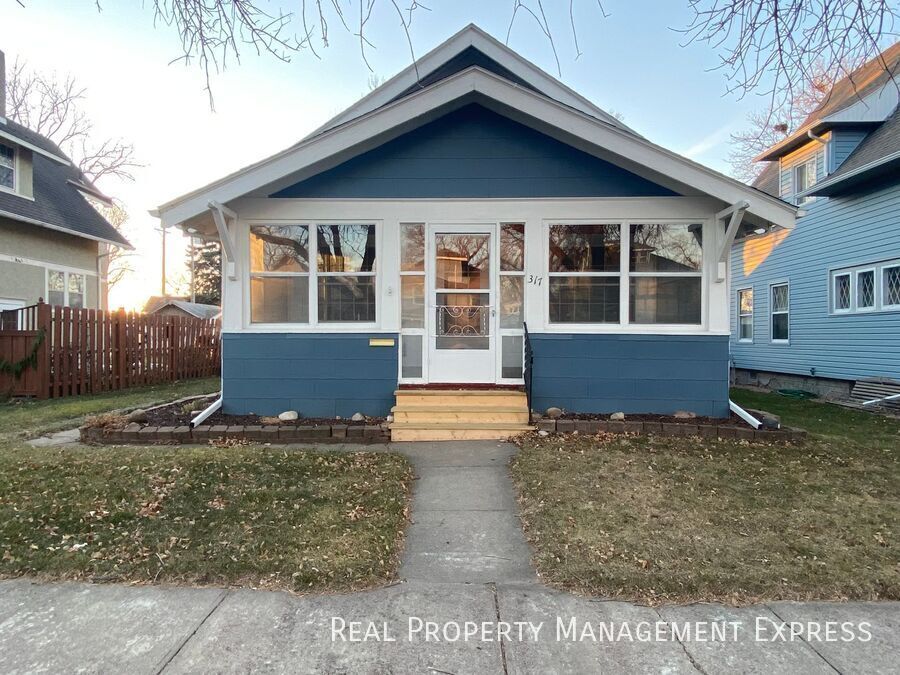 Foto principal - Gorgeous 4 bed 1 bath home