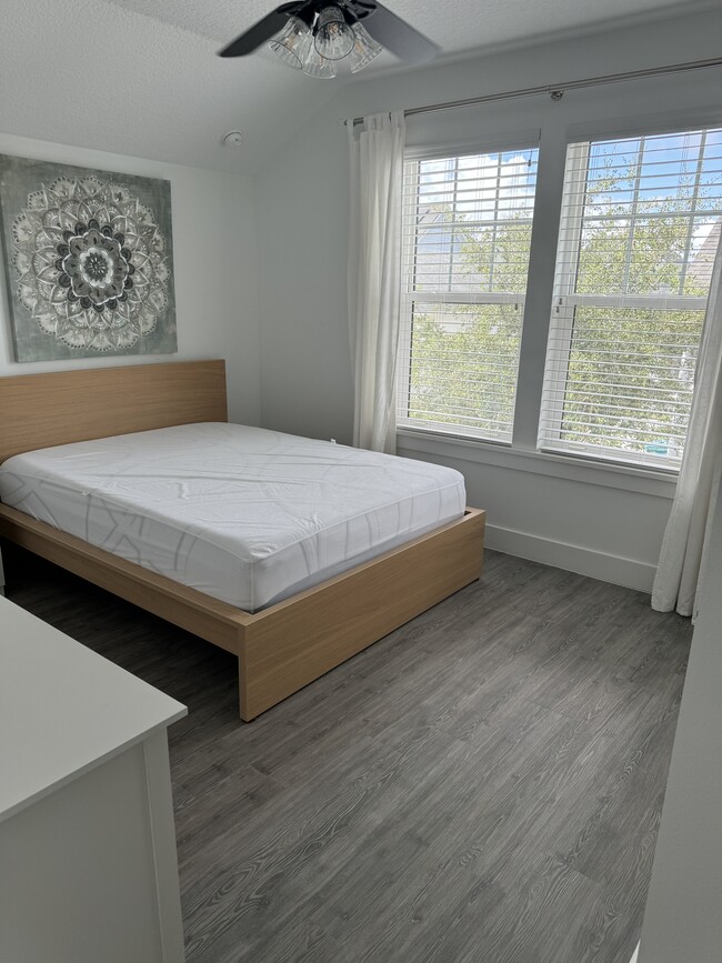 Fotografía del edificio - 724 Lake Brim Dr