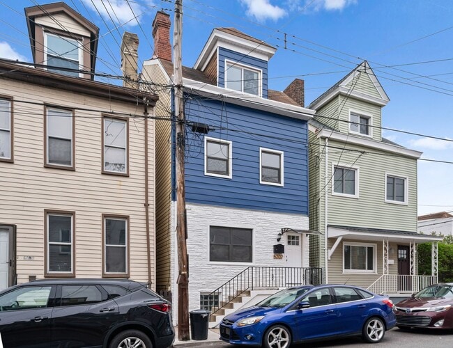 Building Photo - Newly Renovated 4 Bed, 2.5 Bath Home - Cen...