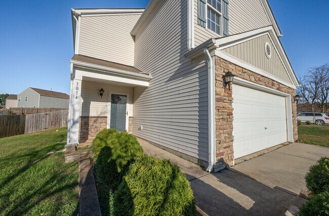 Building Photo - 3 BEDROOM WITH LARGE KITCHEN!