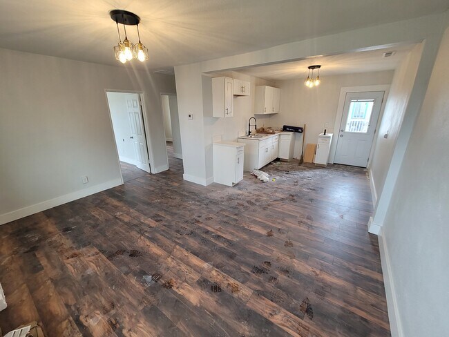 Building Photo - SIx Unit (1410 E 5th)