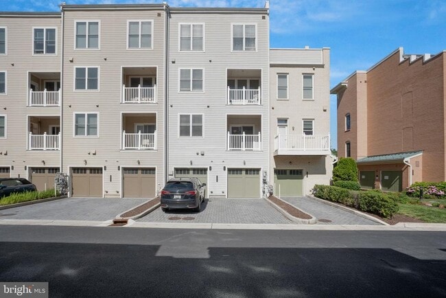 Building Photo - 2215 Richmond Hwy