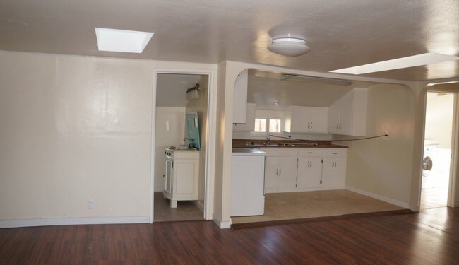 Interior Photo - 3317-3323 Sebastopol Rd