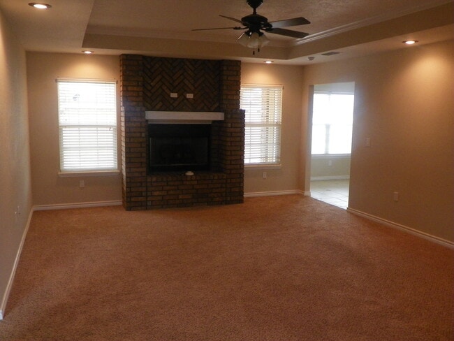 Building Photo - SPECTACULAR NEWER HOME, FIREPLACE, FORMAL ...