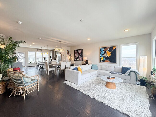 Foto del edificio - ***Coming Soon*** Fantastic 4 Bed 3.5 Bath End Unit Townhome In Potomac Shores Town Center