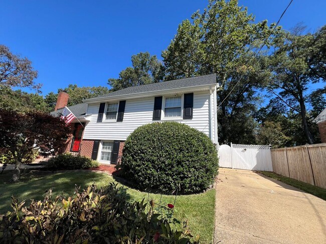 Foto del edificio - Charming Alexandria Home with Spacious Yard & Prime Location